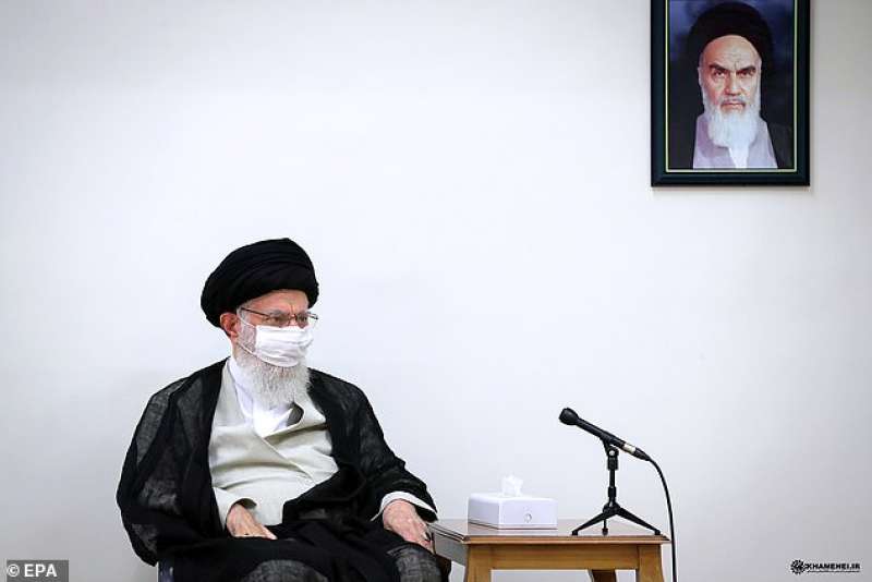 ali khamenei nel suo ufficio con un ritratto di khomeini