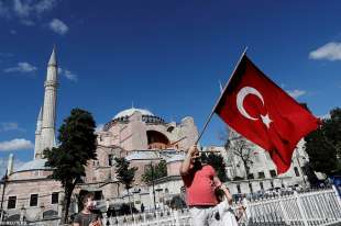 bandiera turca davanti a santa sofia istanbul