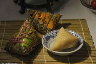 i musulmani uiguri costretti a mangiare ravioli con carne di maiale