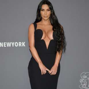 l'ombra del capezzolo di kim kardashian all'amfar gala di new york