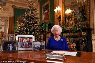 niente foto di harry e meghan sulla scrivania della regina