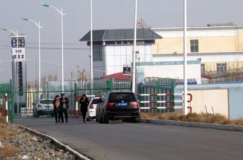 posto di blocco nel campo di detenzione di artux, nello xinjiang