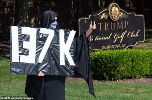 protesta davanti al trump national golf club di sterling, virginia