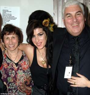Amy Winehouse con la madre e il padre