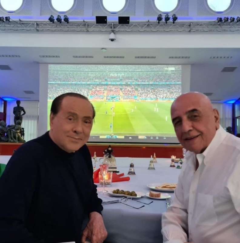 berlusconi galliani guardano la partita dell'italia