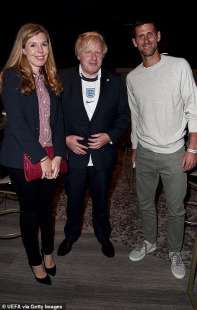 Boris Johnson con la moglie Carrie e Novak Djokovic