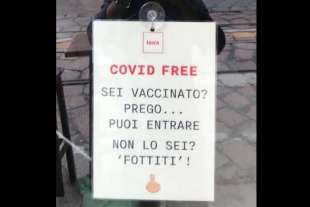 cartello contro no vax ristorante milano