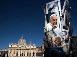 cartoline del papa a piazza san pietro