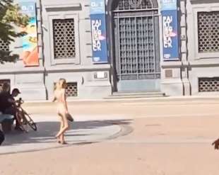 donna nuda in giro in centro a milano