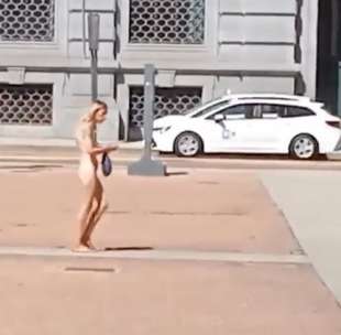 donna nuda in giro in centro a milano.