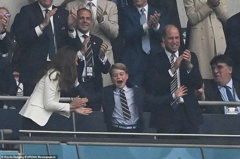 Kate, George e William dopo il gol di Shaw