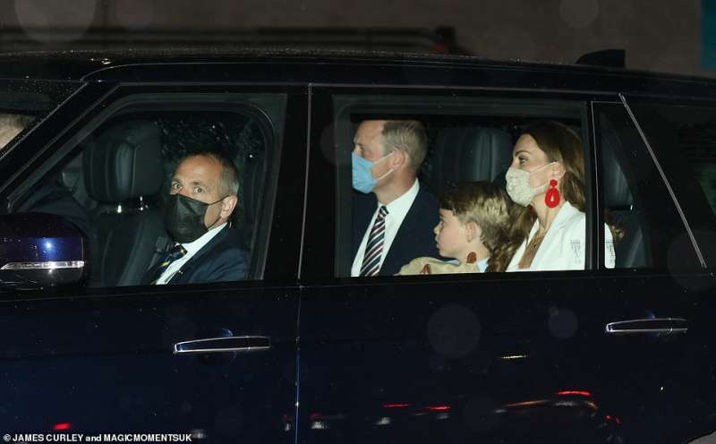 Kate, George e William lasciano lo stadio
