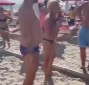 le due ragazze lesbiche cacciate dalla spiaggia a napoli 1