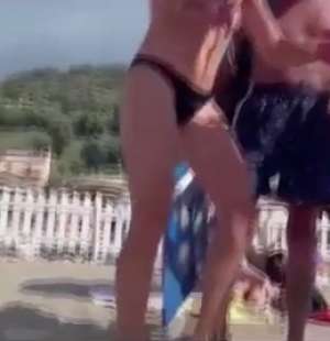 le due ragazze lesbiche cacciate dalla spiaggia a napoli 3