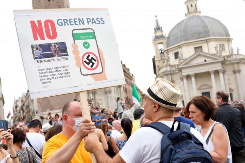 manifestazione contro il green pass a roma18