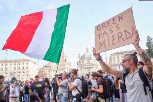 manifestazione contro il green pass a roma2