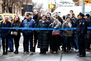 Morte di Philip Seymour Hoffman, folla davanti casa