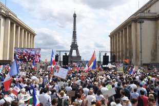 parigi proteste contro il green pass