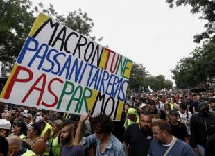 parigi proteste contro il green pass 4