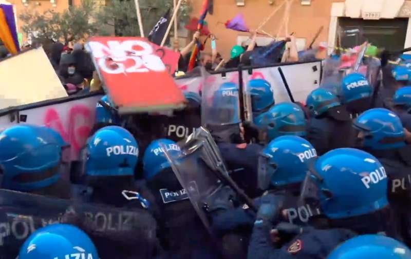 tensione al g20 tra manifestanti e polizia 1