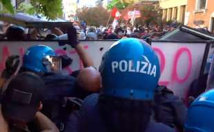 tensione al g20 tra manifestanti e polizia 2