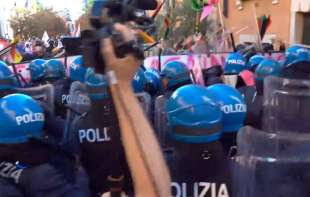 tensione al g20 tra manifestanti e polizia 20