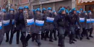 tensione al g20 tra manifestanti e polizia 3