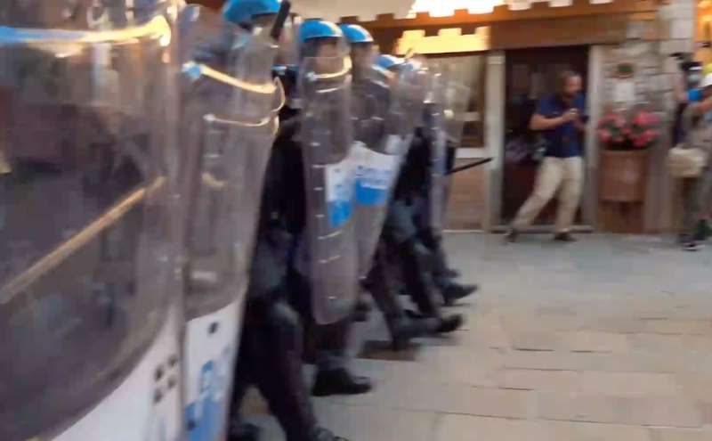 tensione al g20 tra manifestanti e polizia 4