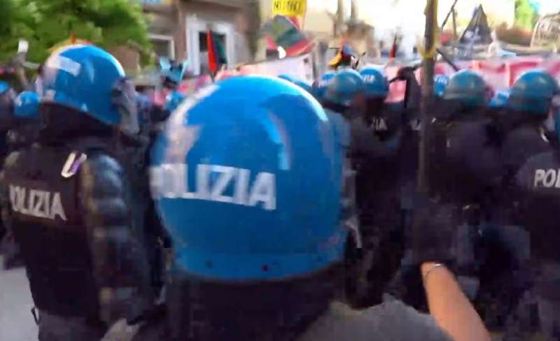 tensione al g20 tra manifestanti e polizia 5