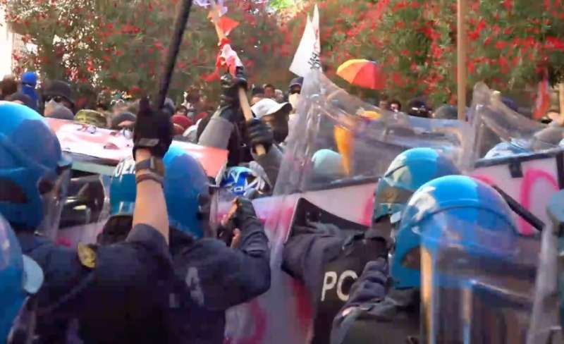 tensione al g20 tra manifestanti e polizia 6