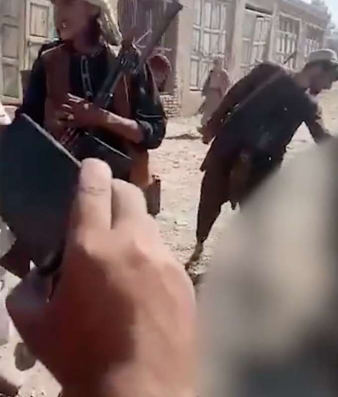 VIDEO ESECUZIONE SOLDATI AFGHANI TALEBANI