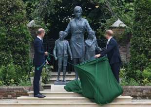 william e harry inaugurano la statua di lady diana 6