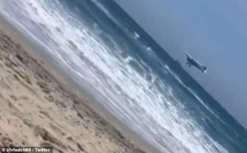 aereo si schianta a huntington beach california 3