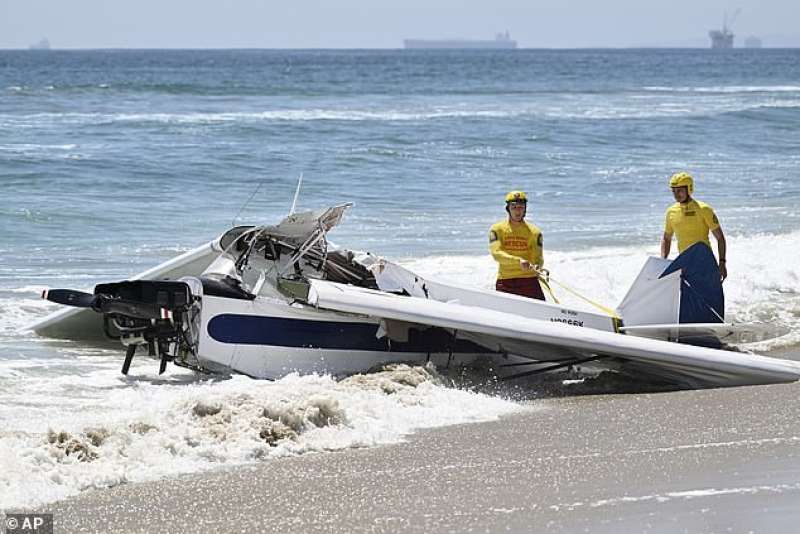 aereo si schianta a huntington beach california 5