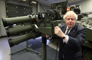 Boris Johnson a Belfast visita una industria di armi