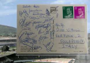 cartolina che paolo invio a suo padre prima di vincere il mondiale con tutte le firme dei calciatori