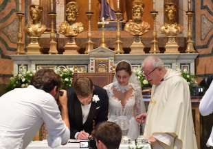 christopher e maria vittoria firmano il registro delle loro nozze foto di bacco