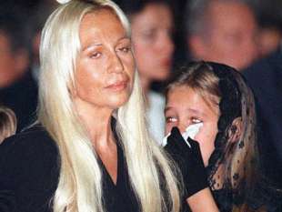 Donatella Versace al funerale di Gianni con la figlia