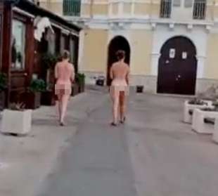 due turiste passeggiano nude per gallipoli 1