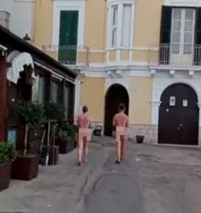 due turiste passeggiano nude per gallipoli 2