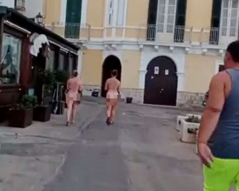 due turiste passeggiano nude per gallipoli 3