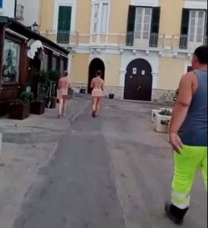 due turiste passeggiano nude per gallipoli 4