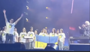 il coro delle voci bianche ucraine sul palco con i rolling stones