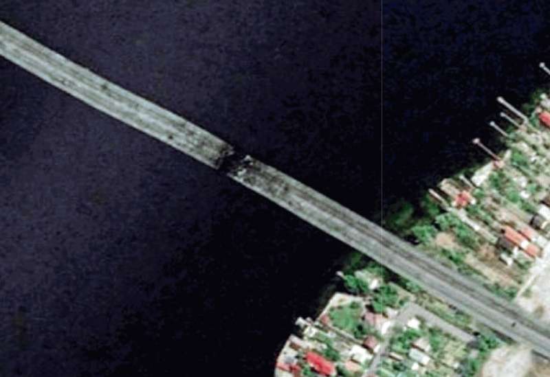 il ponte Antonivskyi colpito 1