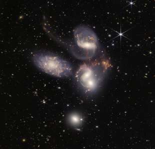 il quintetto di stephan fotografato dal telescopio james webb