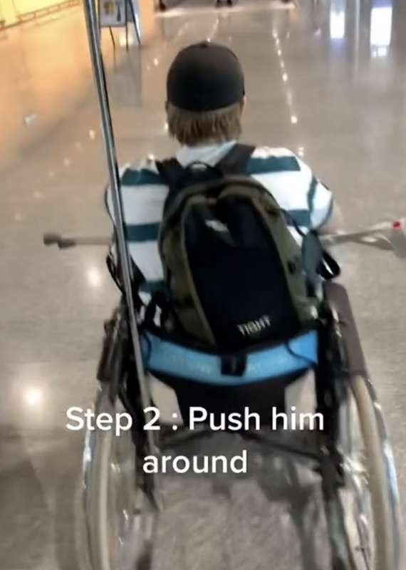 il trucco della sedia a rotelle per passare in aeroporto da tiktok 2