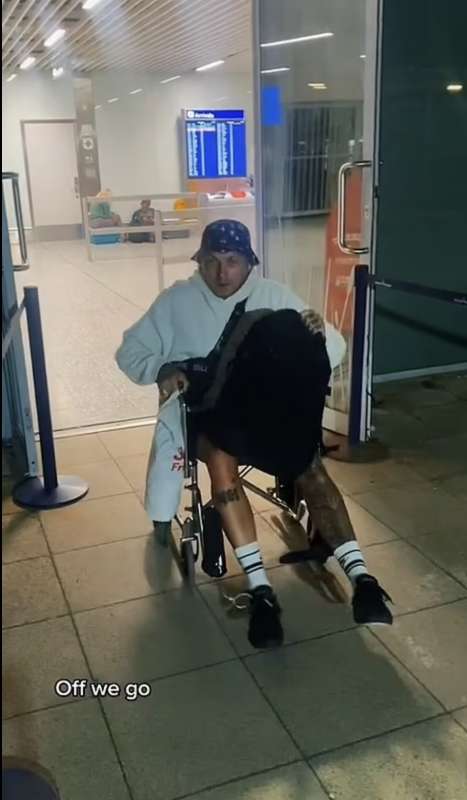 il trucco della sedia a rotelle per passare in aeroporto da tiktok 3