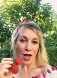 il video di maria zakharova che mangia le fragole 1