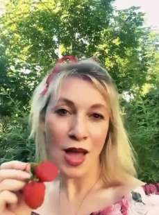 il video di maria zakharova che mangia le fragole 10