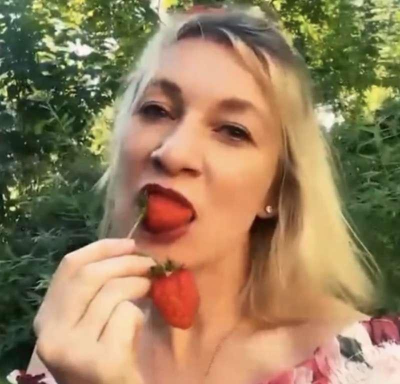 il video di maria zakharova che mangia le fragole 12